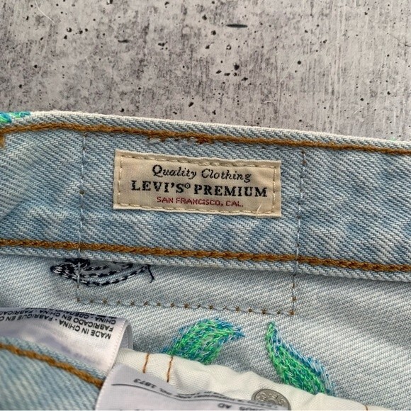 LEVI’S PREMIUM 501 High Rise Denim Hella Bloom Embroidered Floral Shorts Size 26 - Picture 6 of 11